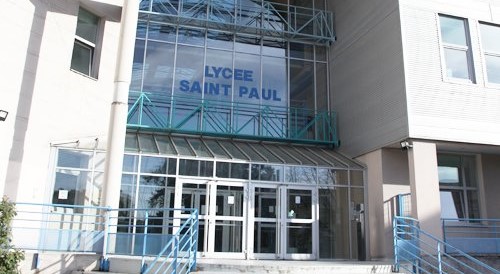Façade d'un établissement scolaire. On peut y lire "Lycée Saint-Paul". C'est là que j'ai passé mes 3 années de lycée.